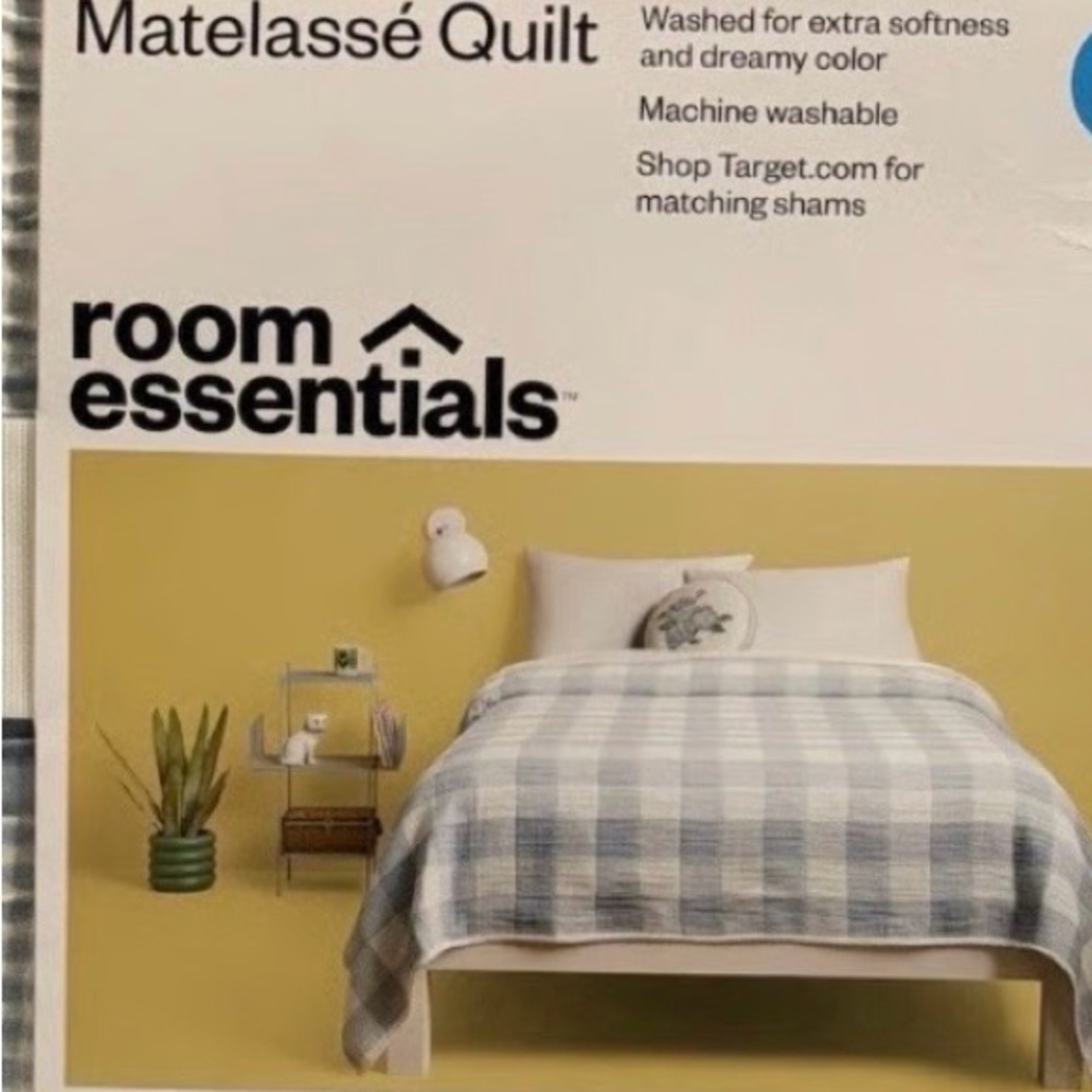 Room Essentials Twin/Twin XL Matelassé Quilt lightweight blue plaid pattern new